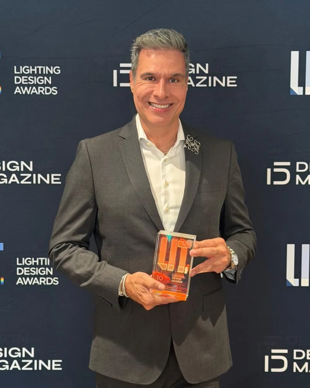 Jayme Liande com o troféu do LIT Lighting Design Awards